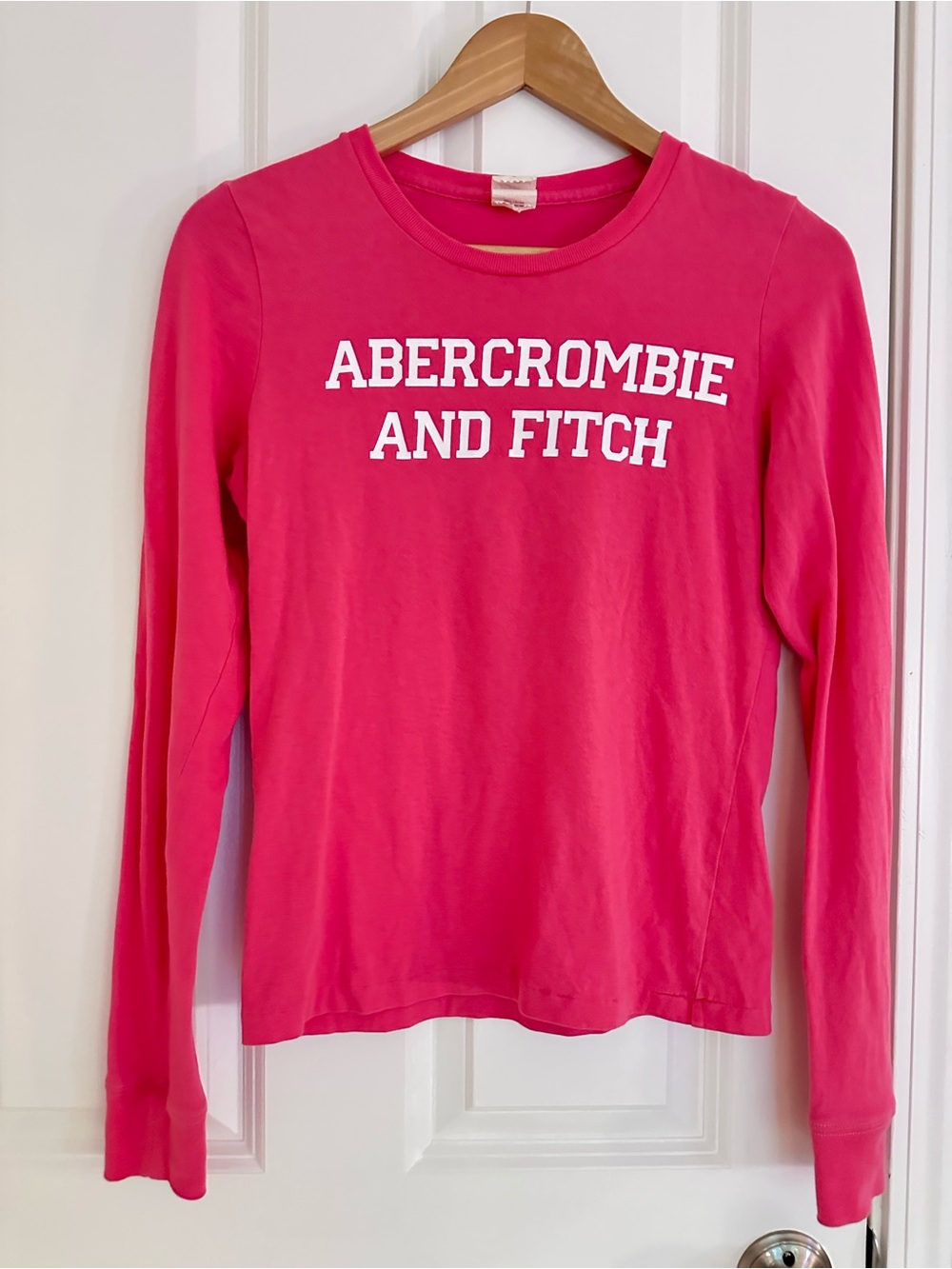 Abercrombie & Fitch Spellout Long Sleeve Cotton Tee in Hot Pink, L